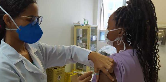Hospital da Unimontes começa vacinação dos profissionais da linha de frente no combate à covid-19