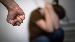 Adolescente agredida e ameaçada pelo irmão pede ajuda a vizinha e homem é preso em Uberaba