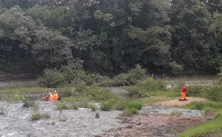 Homem morre após se desequilibrar em cachoeira de Uberaba enquanto tirava foto