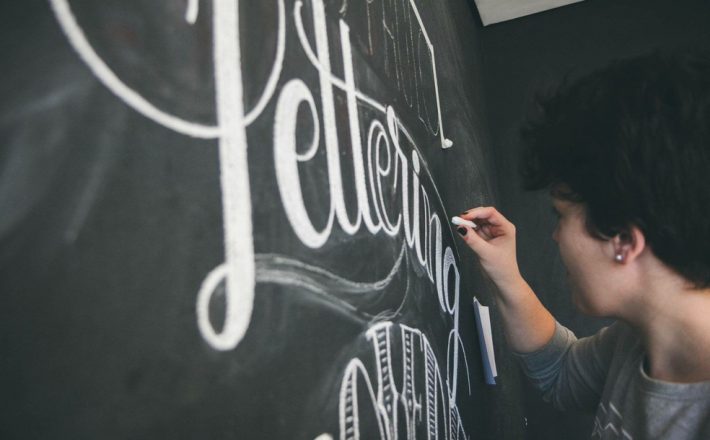 Oficina gratuita de caligrafia e lettering está com inscrições abertas em Uberaba