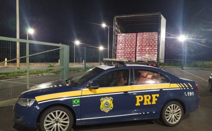 PRF apreende mais de 100 mil latas e garrafas de cervejas sem nota fiscal na BR-050 em Uberaba