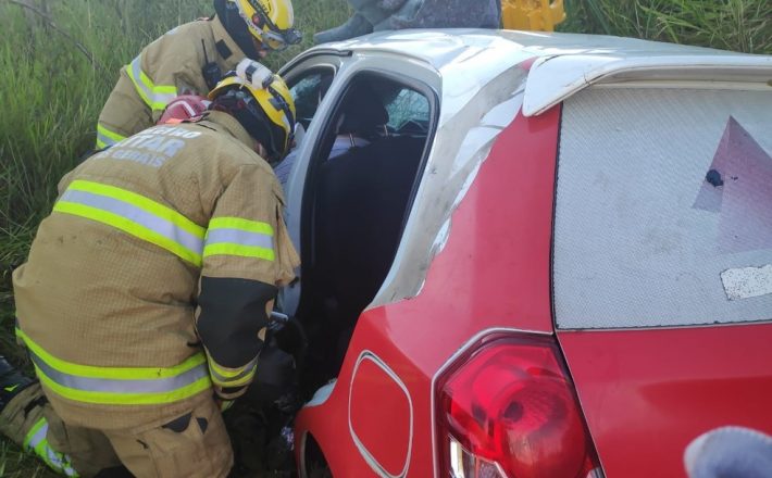 Acidente envolvendo carro da Prefeitura de Monte Carmelo deixa uma pessoa morta e duas feridas em Uberaba