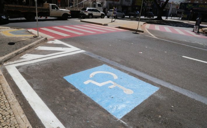 Uberaba prorroga validade de cartão de estacionamento para vagas especiais