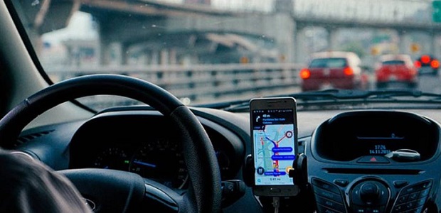 Motorista de aplicativo é jogada de carro em movimento e tem veículo roubado em Uberaba