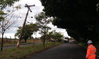 Caminhão arrebenta fios da rede elétrica da Ceasa em Uberaba