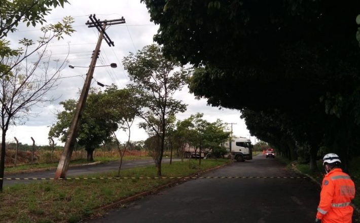 Caminhão arrebenta fios da rede elétrica da Ceasa em Uberaba