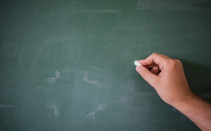 Secretaria de Educação de Uberaba anuncia volta do pagamento das aulas excedentes para professores