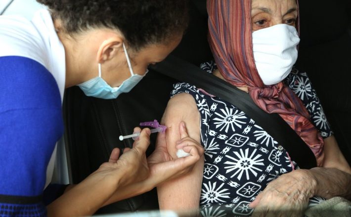 Vacinação contra a Covid-19 para idosos a partir de 85 anos continua em Uberaba