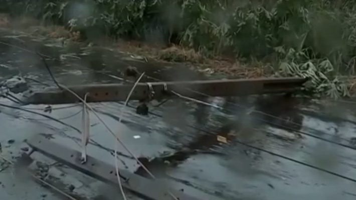 Postes derrubados por temporal são trocados e energia é restabelecida em Uberaba