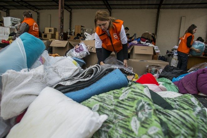 Governo entrega cobertores para instituições que acolhem pessoas em situação de rua