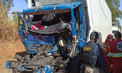 Hoje no período da manhã ocorreu um acidente envolvendo dois caminhões que trafegavam em sentido a Araxá, BR 262, Km 743, próximo a pedágio sentido Uberaba.