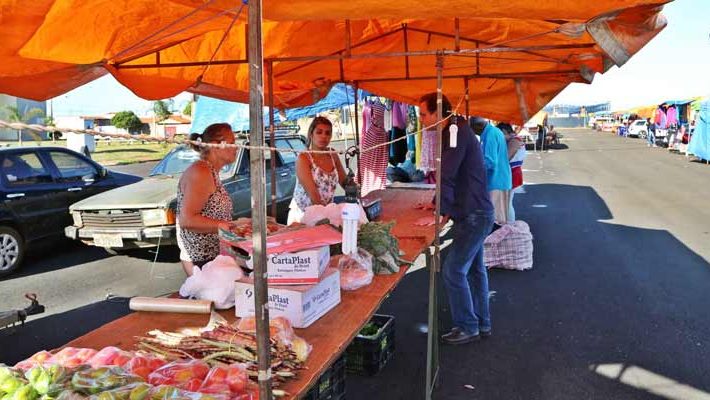 Sagri distribui lonas para padronizar barracas nas feiras livres