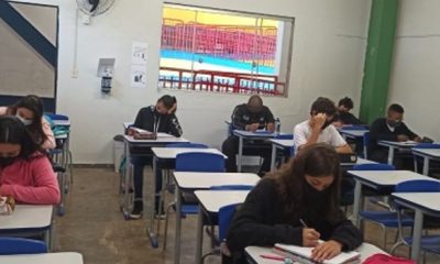 Alunos do 9º ano e do 3º ano do ensino médio retornam às aulas presenciais