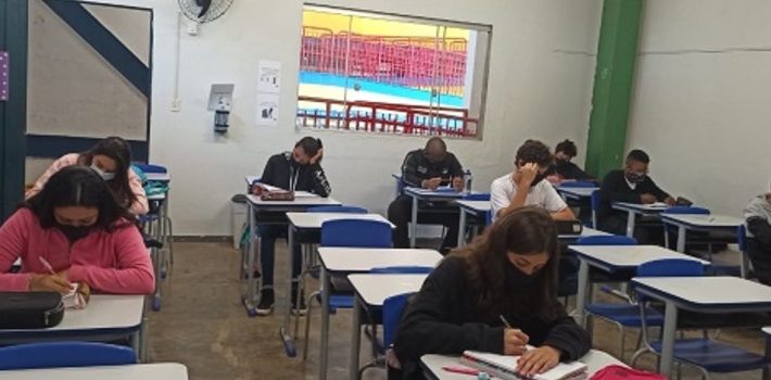 Alunos do 9º ano e do 3º ano do ensino médio retornam às aulas presenciais