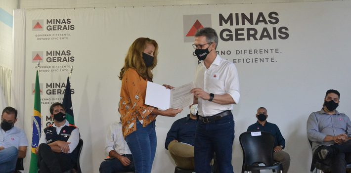 Romeu Zema entrega títulos de regularização fundiária rural a produtores de Crisólita