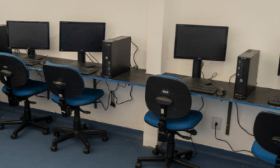 Governo entrega computadores para três escolas municipais