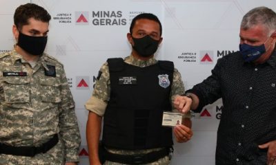 Policiais penais e agentes de segurança socioeducativos recebem primeiras carteiras funcionais físicas