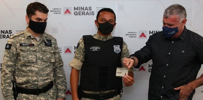 Policiais penais e agentes de segurança socioeducativos recebem primeiras carteiras funcionais físicas