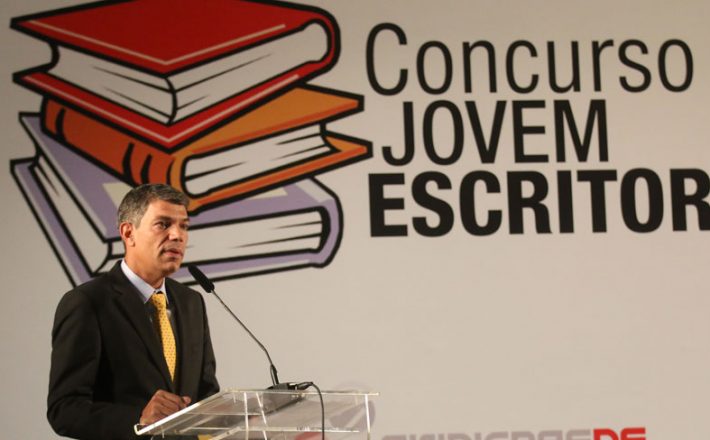 Jovem escritora participa de projeto com grêmios estudantis da rede municipal de ensino