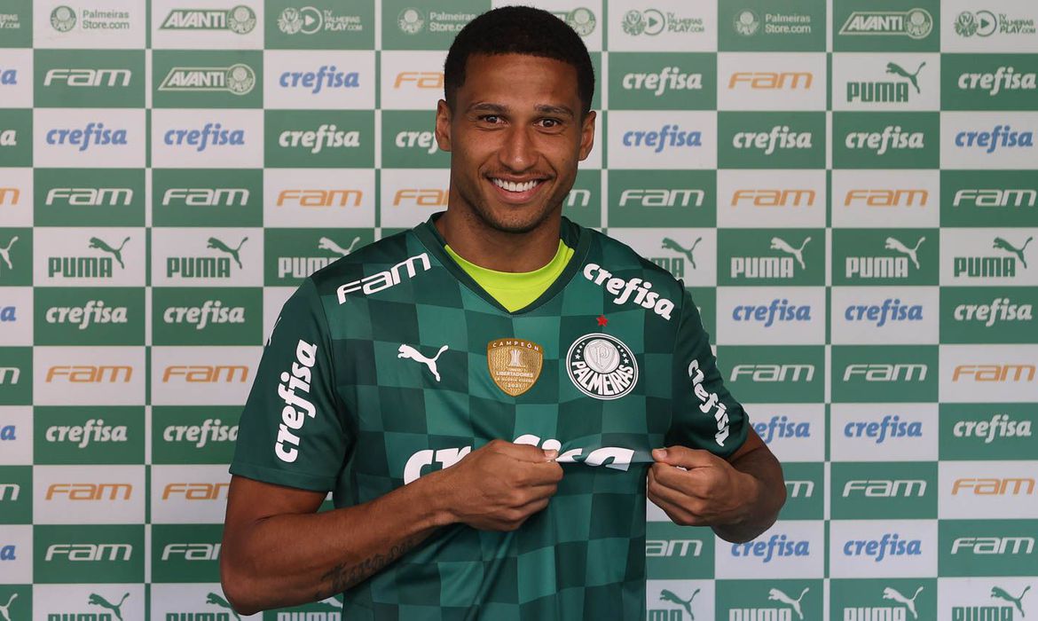 Murilo chega ao Palmeiras de olho em vaga no time titular