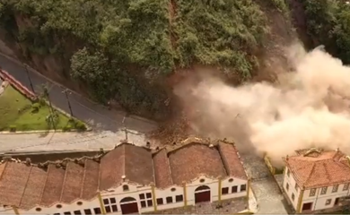 Parte de morro desliza sobre duas casas no centro de Ouro Preto