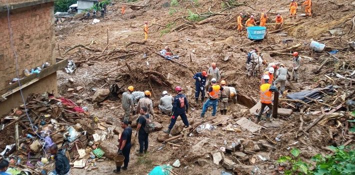 Bombeiros de Minas e cães da corporação ajudam a localizar três vítimas em Petrópolis