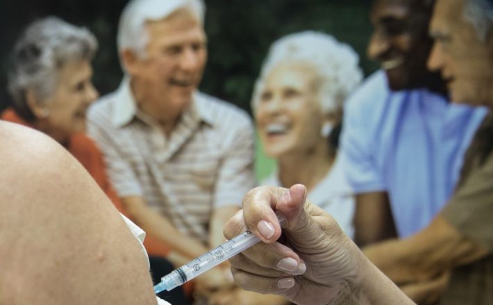 Saúde recomenda segunda dose de reforço para idosos acima de 80 anos