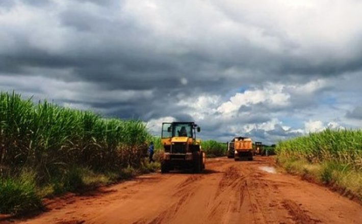 Agronegócio recupera estradas com três frentes de trabalho