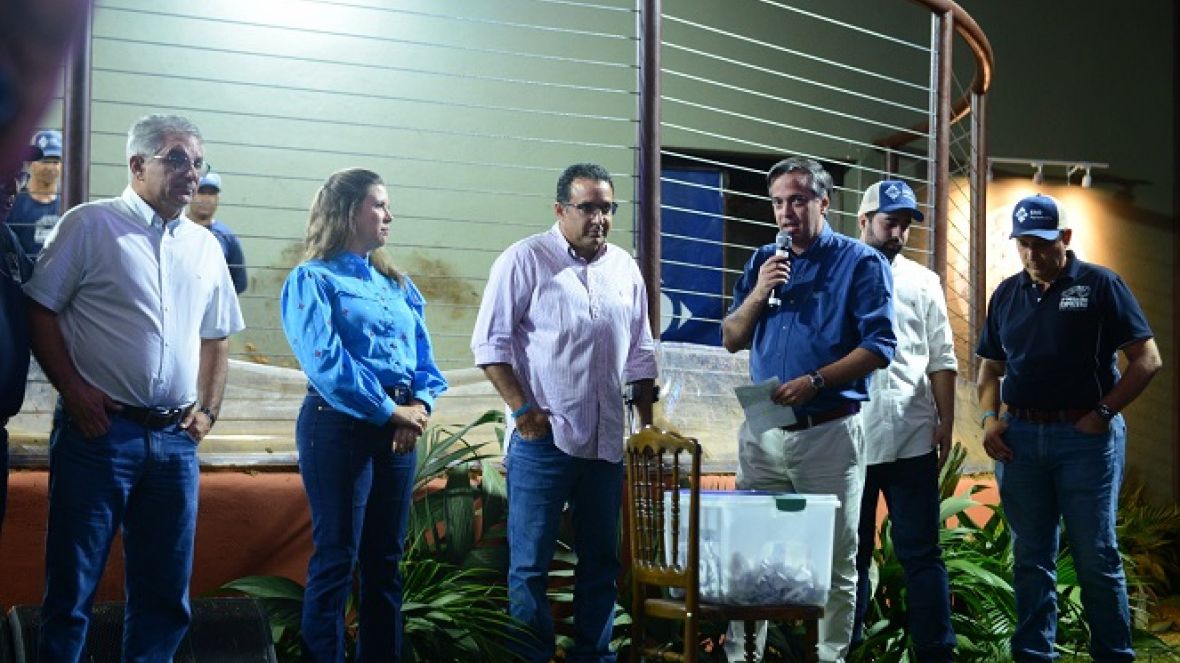 Felipe Curi, da Fazenda Porangaba, vence sorteio de picape após encerramento dos leilões da 88ª ExpoZebu