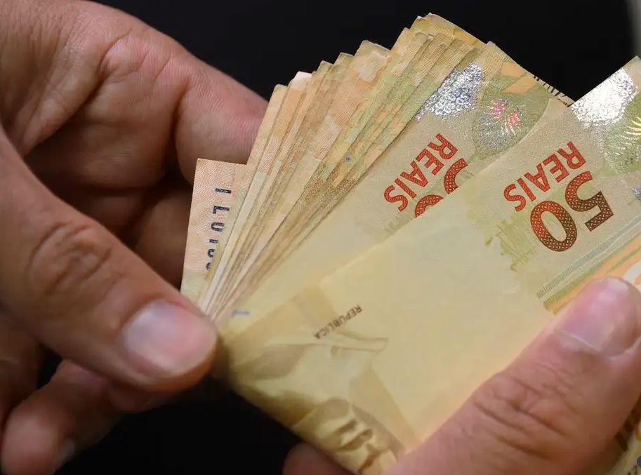 Salário mínimo de R$ 1.412 começou a ser pago nesta quinta-feira