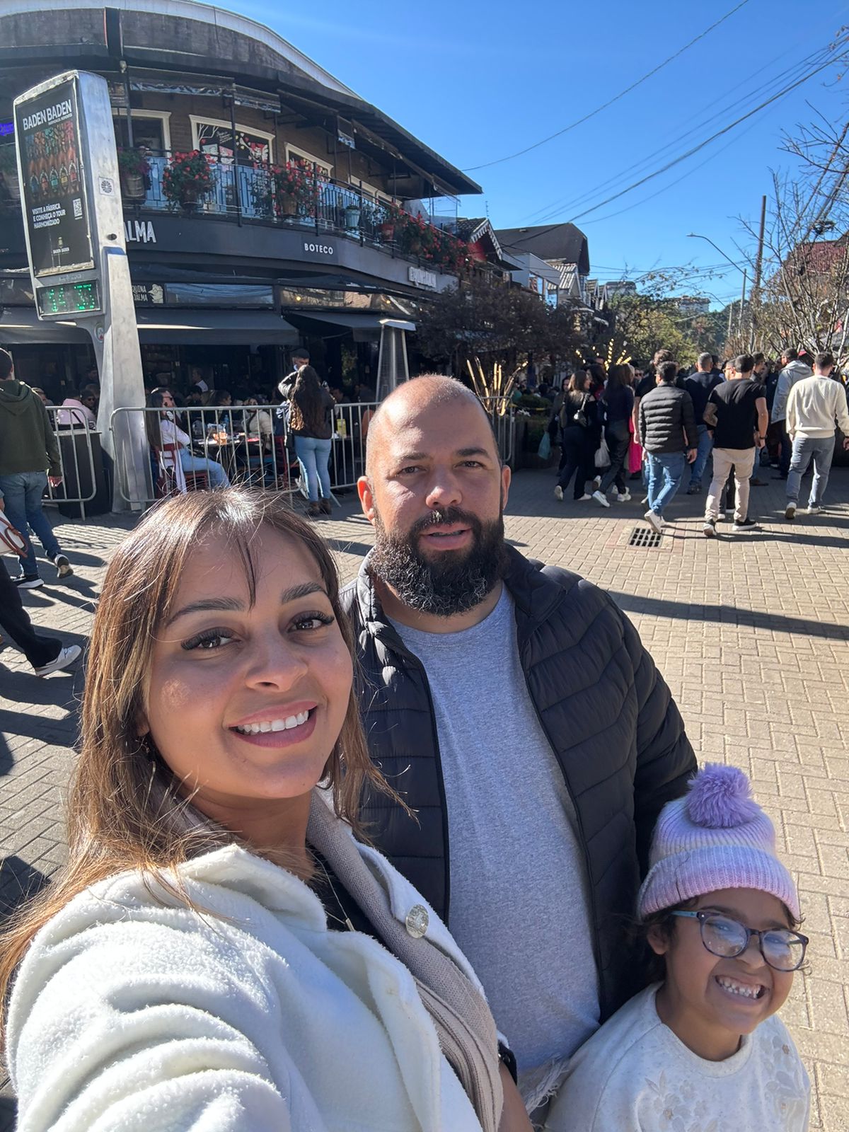 Marília Manzi e seu marido Isaac Oliveira Ferreira levaram a filha deles Manuela para conhecer Campos do Jordão. Estão curtindo o friozinho ideal para comer o famoso fondue dessa famosa cidade turística do estado de SP.