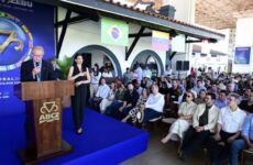 Abertura Expozebu tem hino executado por violeiro