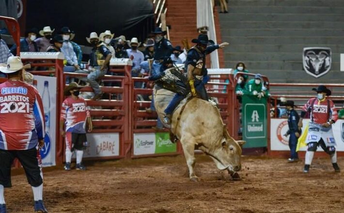 Prata da casa: Peão de Uberaba com mais de 10 títulos é destaque na Expozebu Rodeo Shows