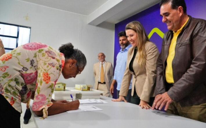 Cohagra entrega sentenças de usucapião a famílias dos bairros Abadia, Boa Vista e Parque das Américas Cohagra entrega sentenças de usucapião a famílias dos bairros Abadia, Boa Vista e Parque das Américas