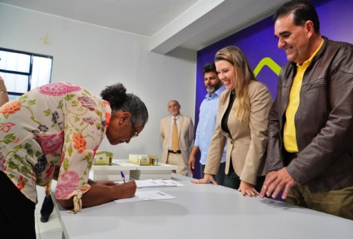 Cohagra entrega sentenças de usucapião a famílias dos bairros Abadia, Boa Vista e Parque das Américas