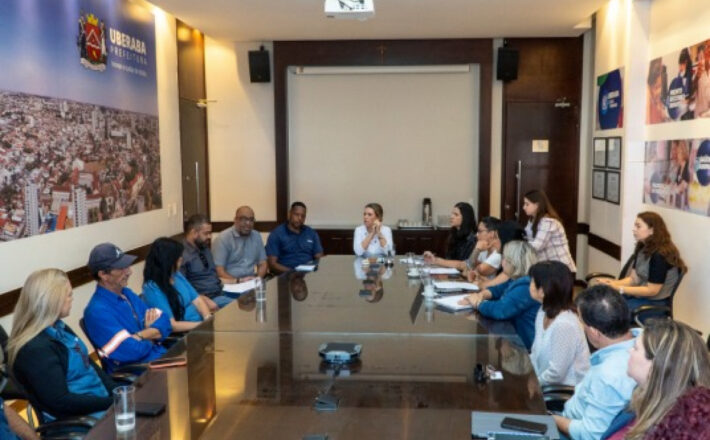 Prefeitura de Uberaba antecipa pagamento do 13º salário e apresenta plano de valorização dos servidores Prefeitura de Uberaba antecipa pagamento do 13º salário e apresenta plano de valorização dos servidores