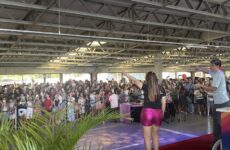 Sorveteria da Mel lota estacionamento do Shopping Uberaba